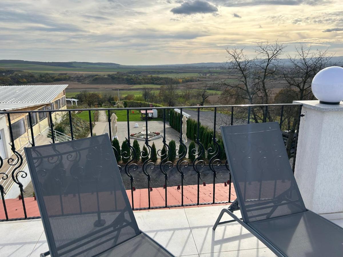 Danelis Hotel Edelény Buitenkant foto