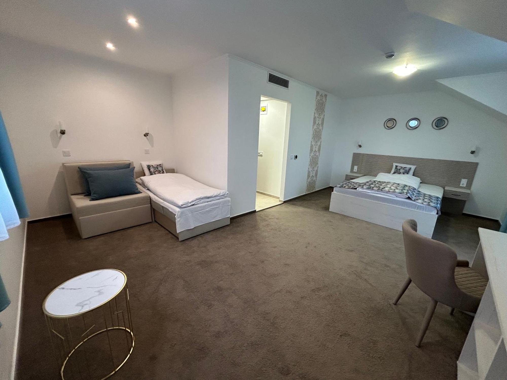 Danelis Hotel Edelény Buitenkant foto
