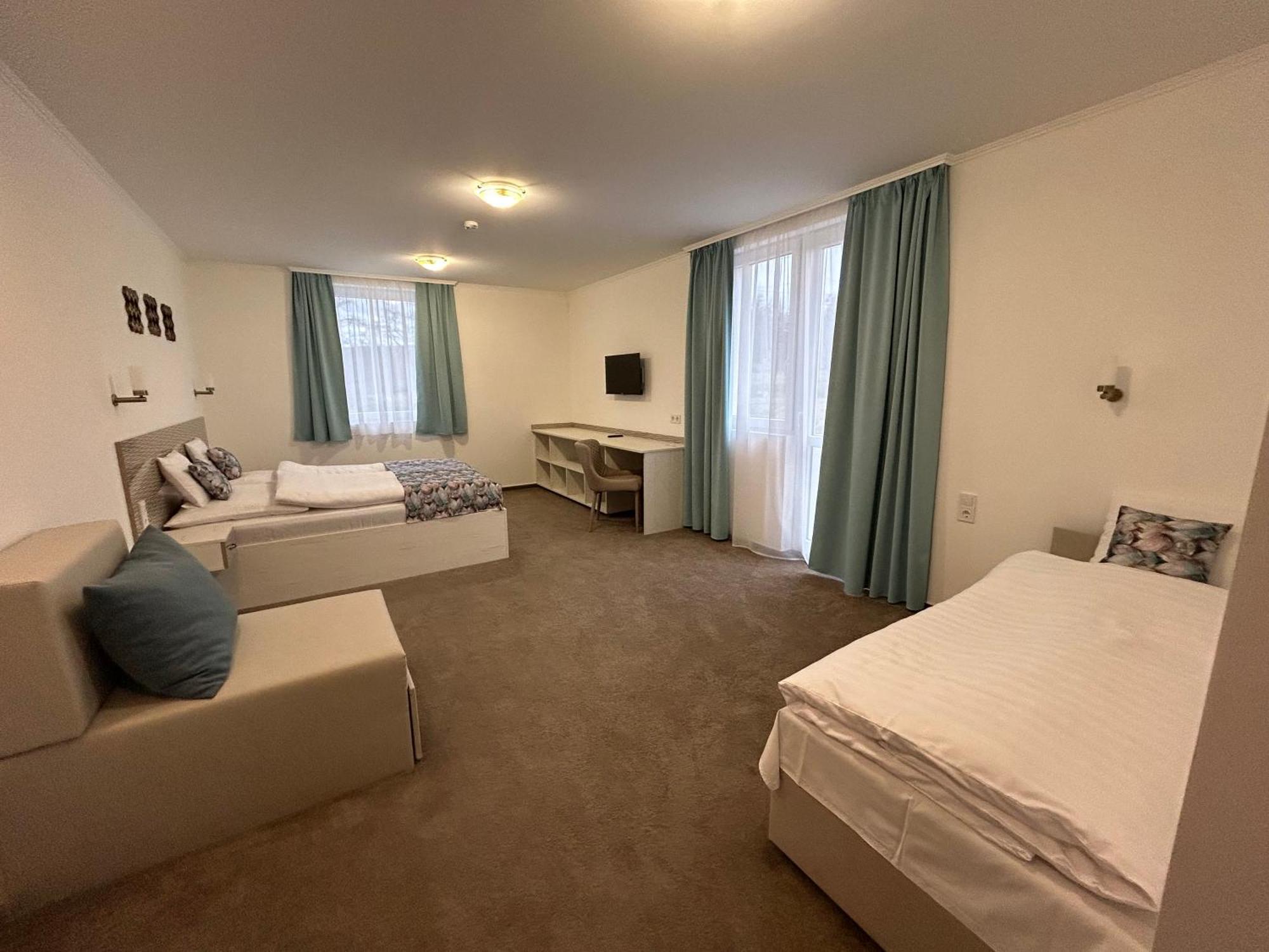 Danelis Hotel Edelény Buitenkant foto