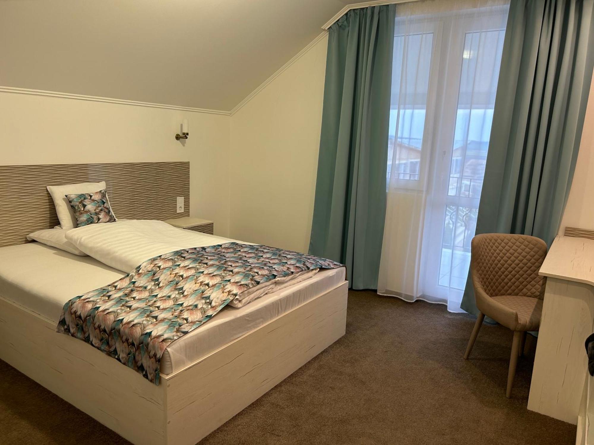 Danelis Hotel Edelény Buitenkant foto