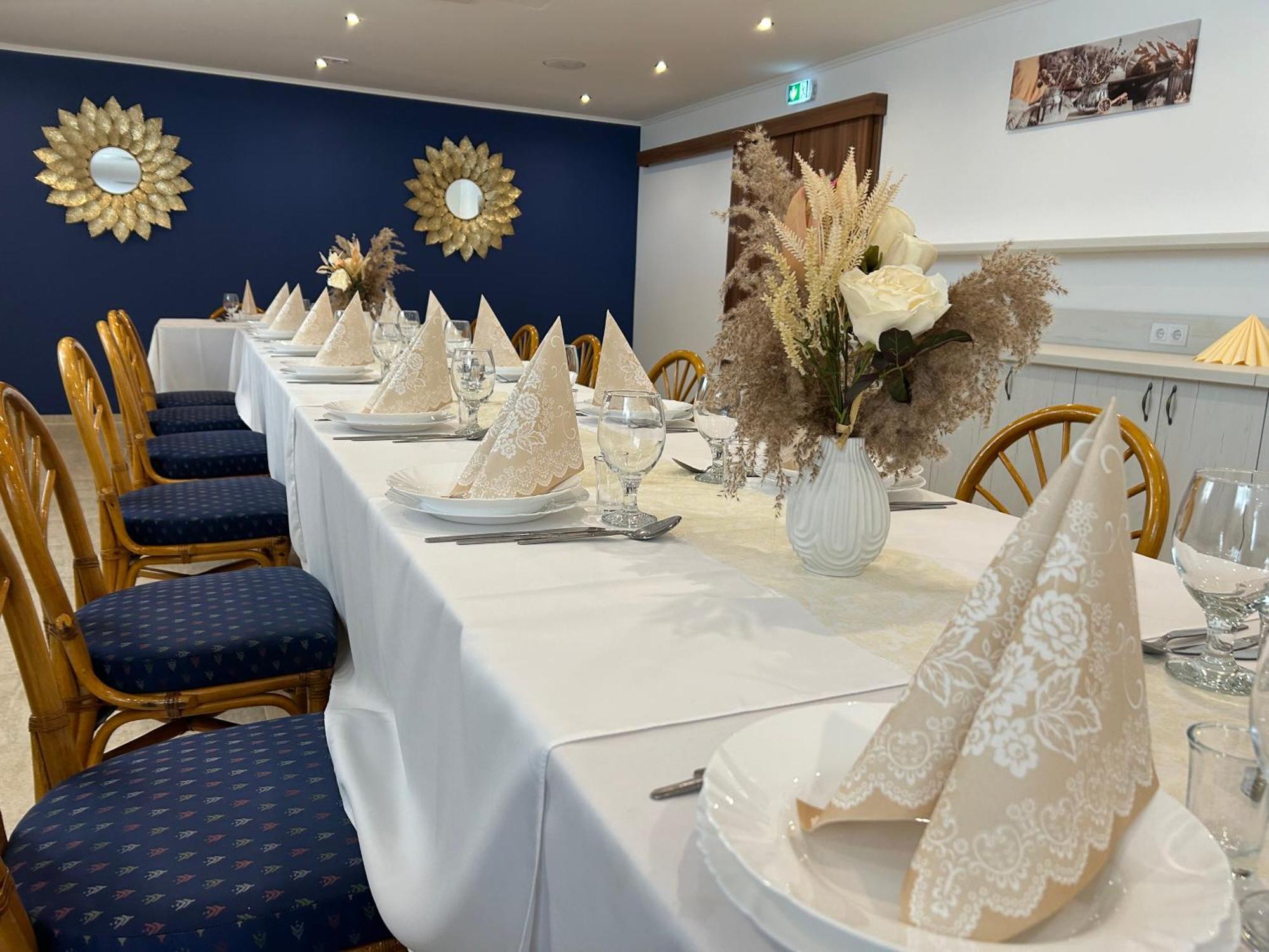 Danelis Hotel Edelény Buitenkant foto