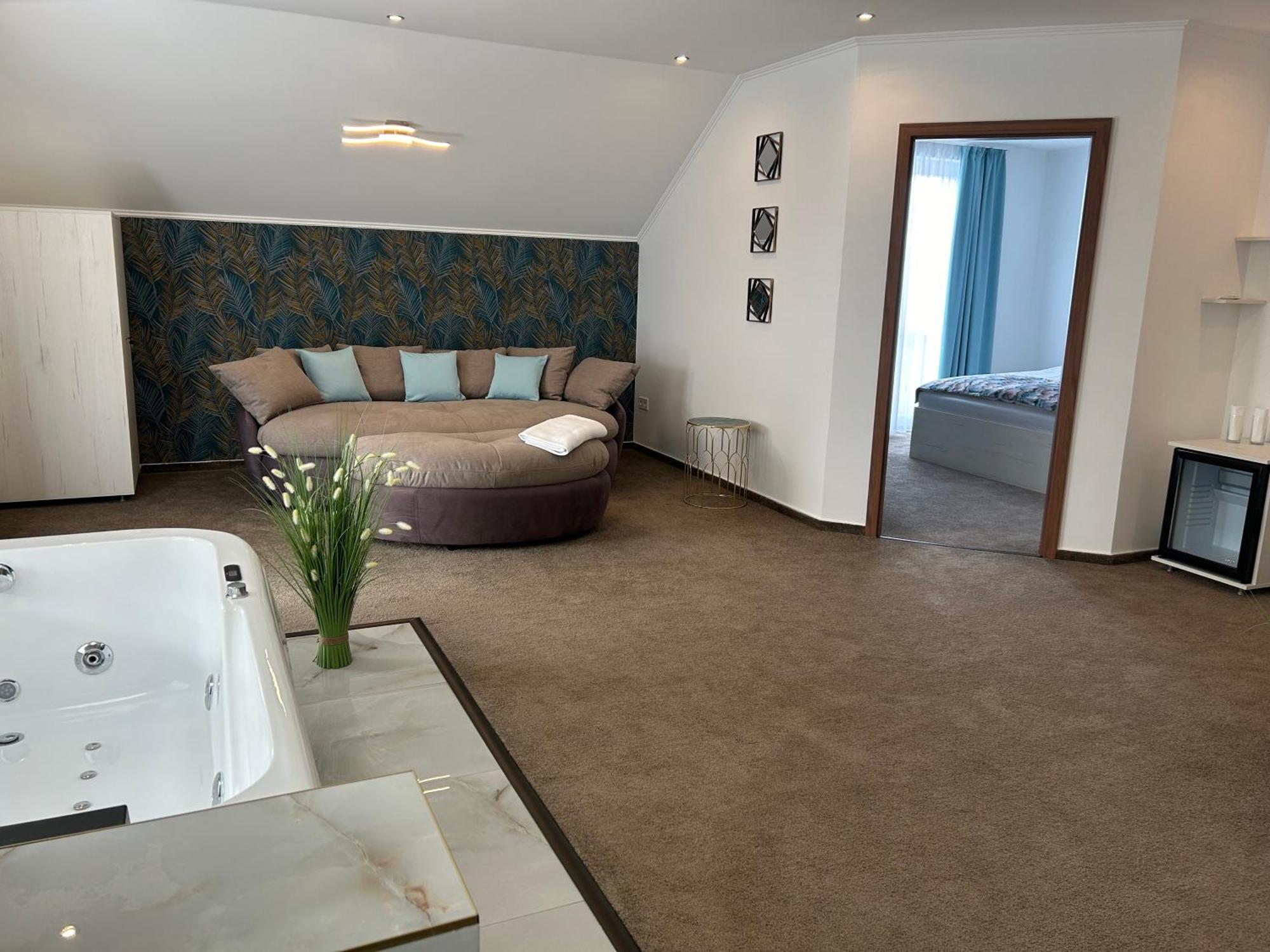 Danelis Hotel Edelény Buitenkant foto