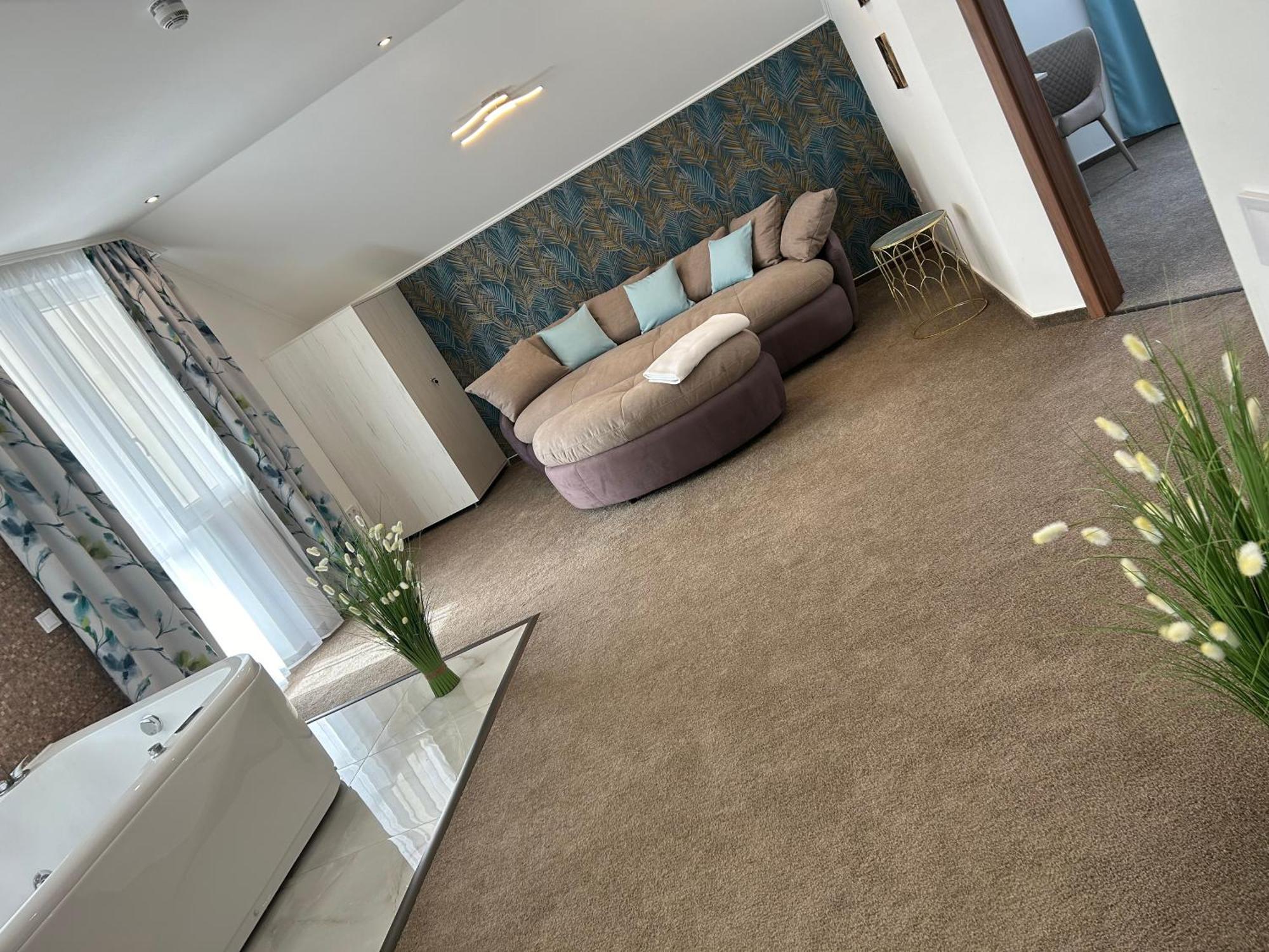Danelis Hotel Edelény Buitenkant foto