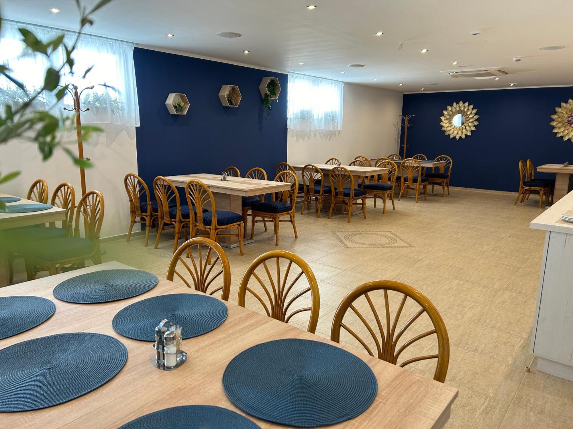Danelis Hotel Edelény Buitenkant foto