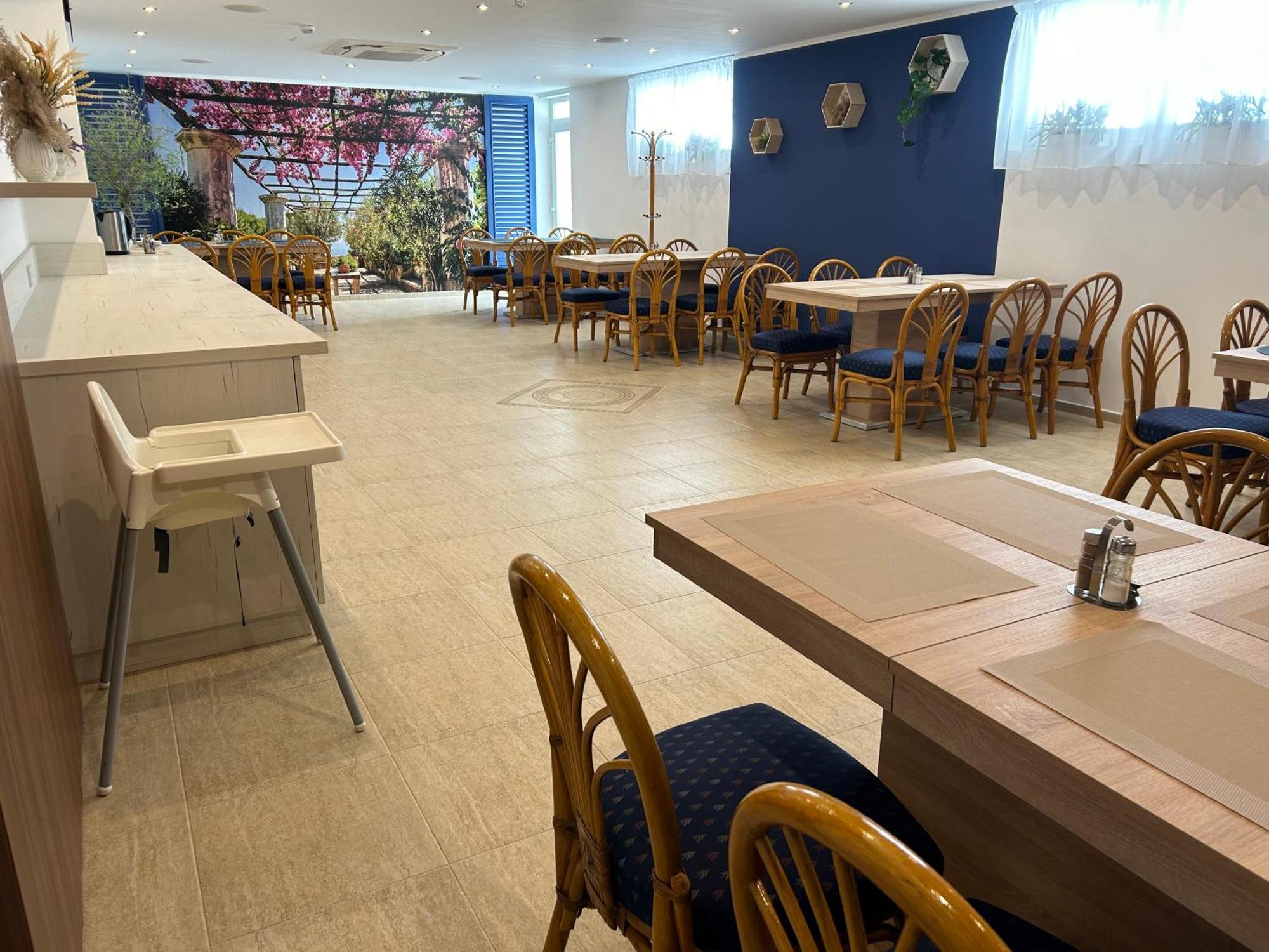 Danelis Hotel Edelény Buitenkant foto