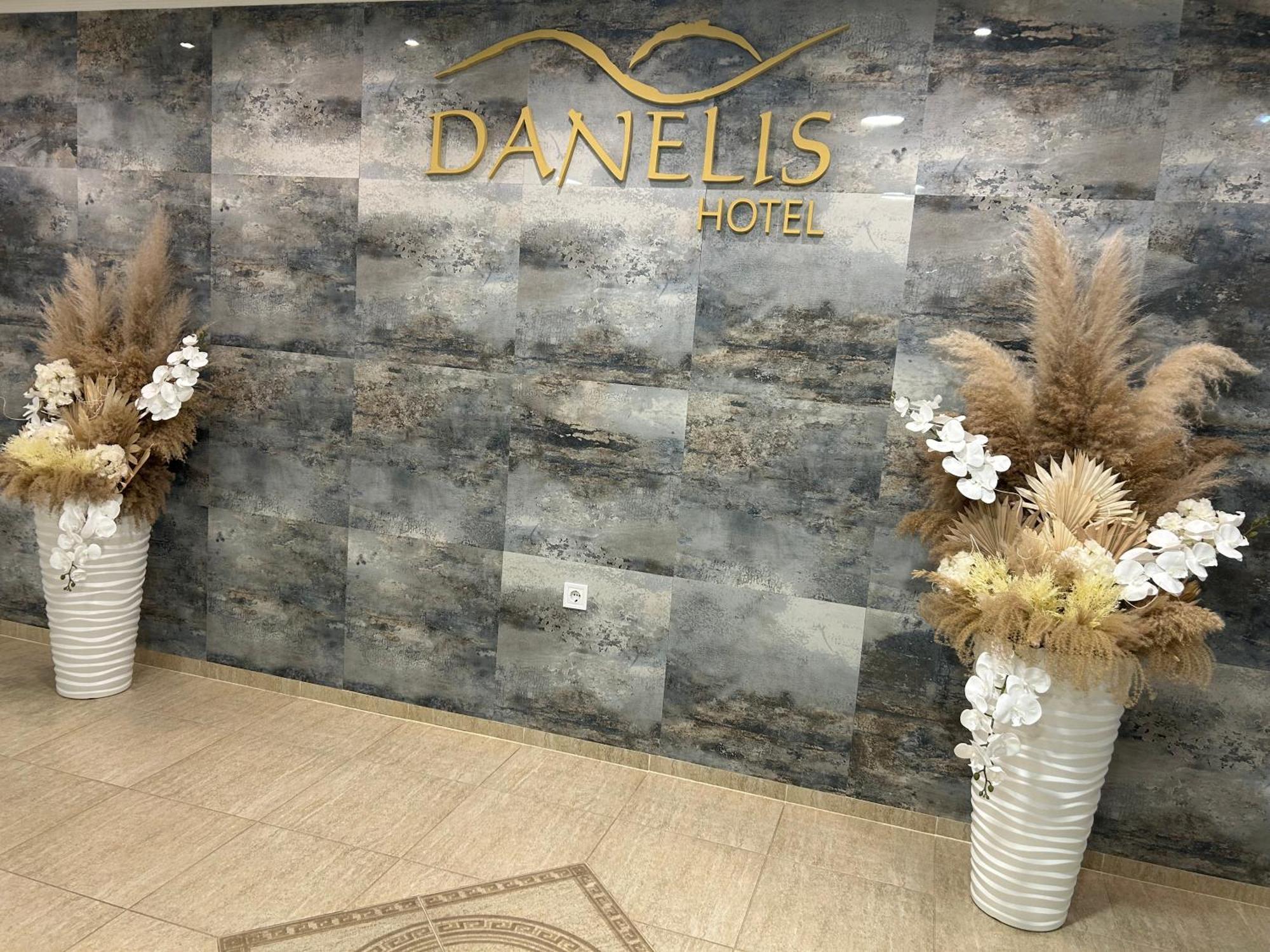 Danelis Hotel Edelény Buitenkant foto