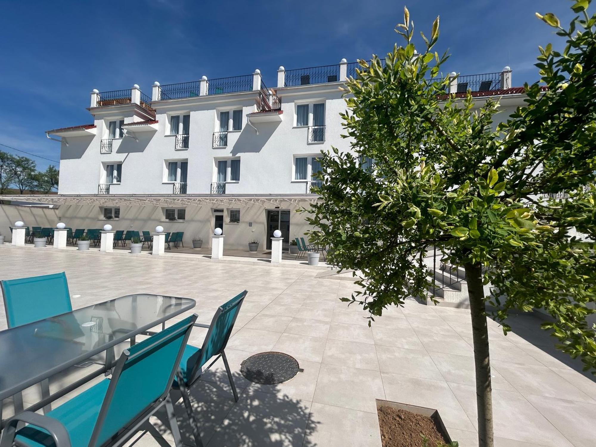 Danelis Hotel Edelény Buitenkant foto