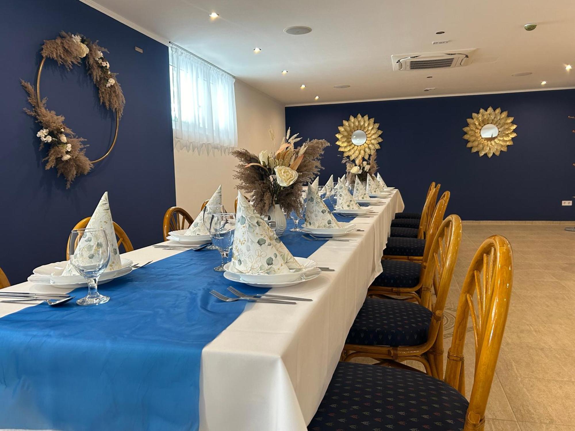 Danelis Hotel Edelény Buitenkant foto